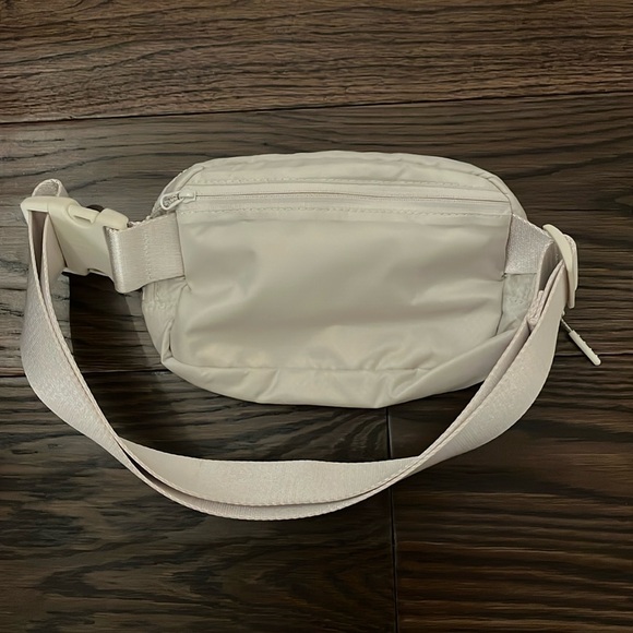 Lululemon Everywhere Belt Bag White Opal - ORIGINAL STRAP - Picture 2 of 4